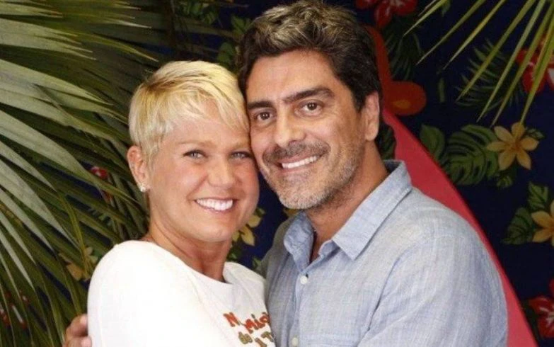 Xuxa junto a su pareja, el cantante Junno 