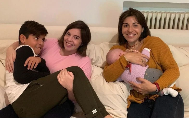 Dalma está siempre acompañada de su hermana Giannina.