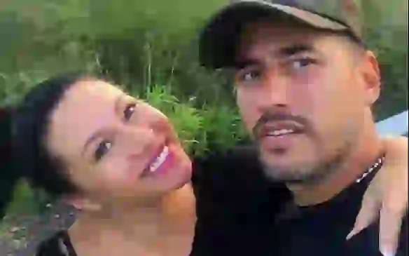 Amable junto a su pareja