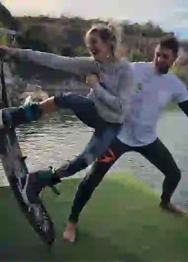 Los dos son fanas de los deportes extremos.