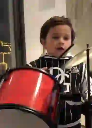 Mateo con su regalo de Reyes Magos