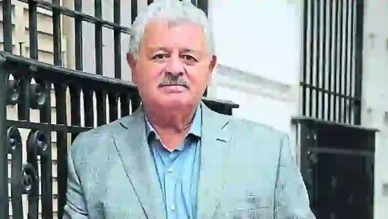 El hombre está en terapia intensiva.