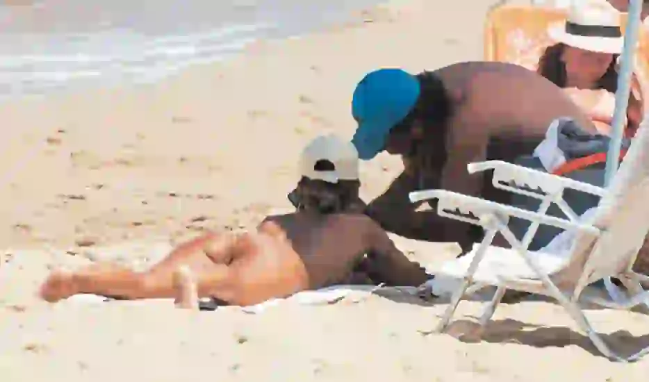 A prestarle atención.