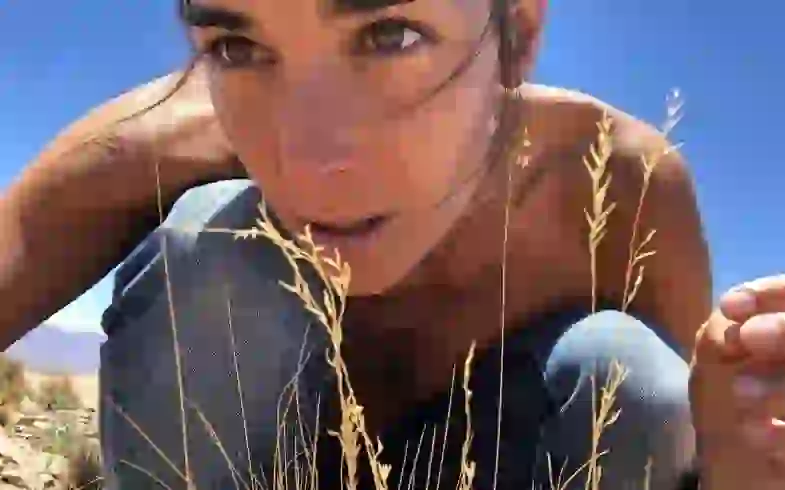 Juana juega siempre con los medios.