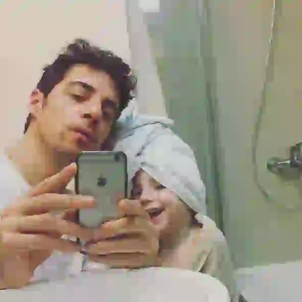 Esteban y Julieta, la mamá de su niño, se llevan muy bien. 