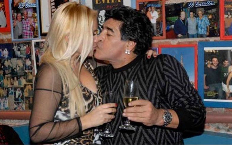 Diego Maradona y Verónica Ojeda a los besos en los buenos tiempos.
