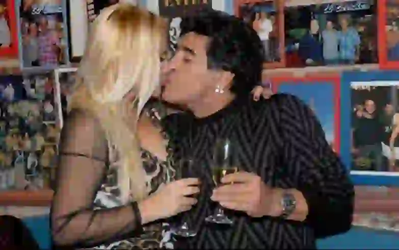 Diego Maradona y Verónica Ojeda a los besos en los buenos tiempos.