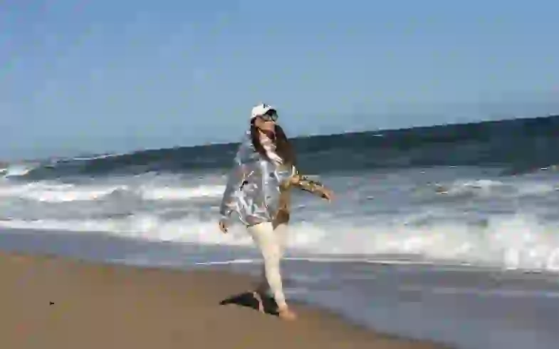 Moria Casán en plena caminata playera