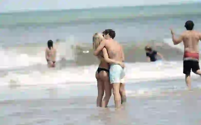 Laurita y Cabré, mimos en la playa