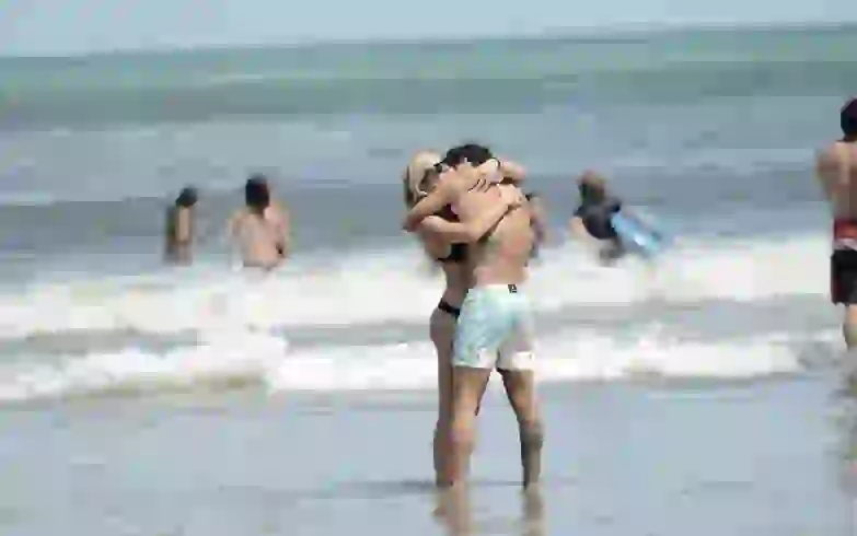 Laurita y Cabré, mimos en la playa