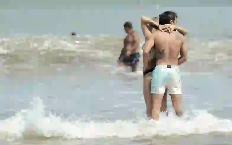 Laurita y Cabré, mimos en la playa
