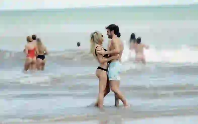 Laurita y Cabré, mimos en la playa