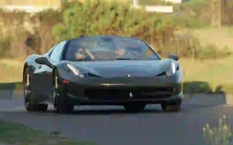 Todos a bordo de esta Ferrari impresionante.