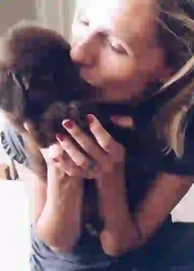 Y Denis no deja de besarlo.