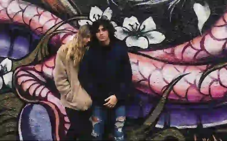La pareja de adolescentes disfruta de su amor