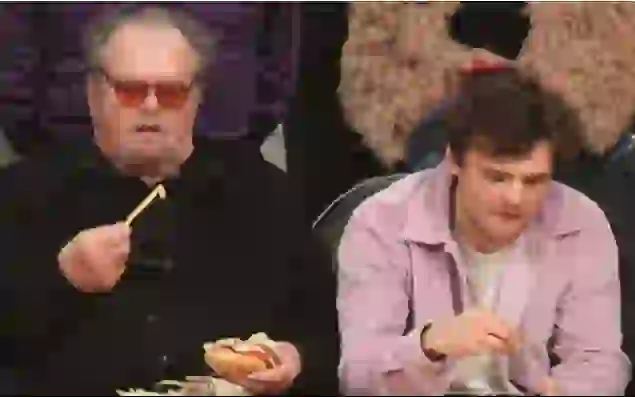 Papas y hamburguesa en el partido de los Lakers