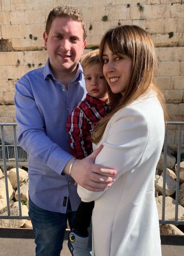 En sus vacaciones visitó el Muro de los Lamentos con su esposa y su hijo.