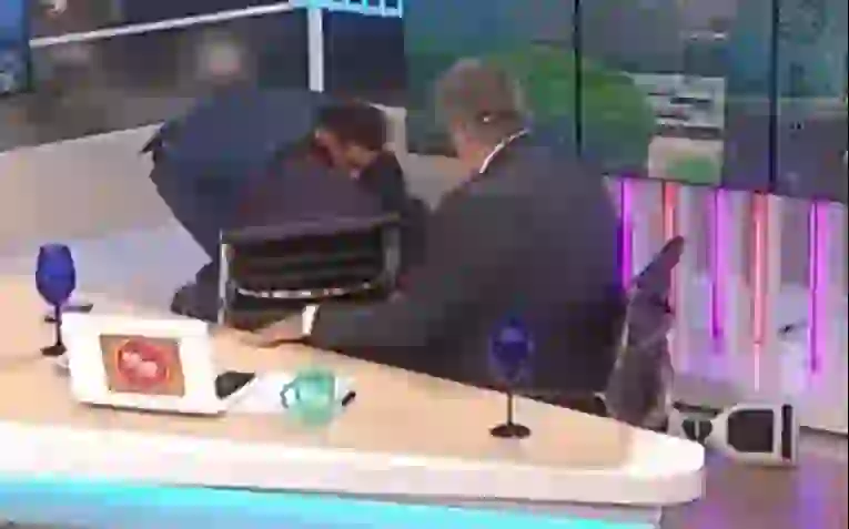 Pía en el piso, sus compañeros la asisten