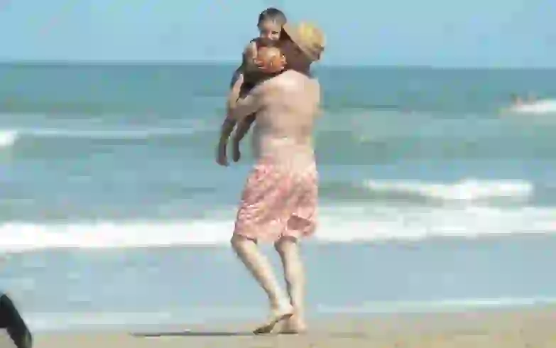 Leyrado junto a su pequeño nieto