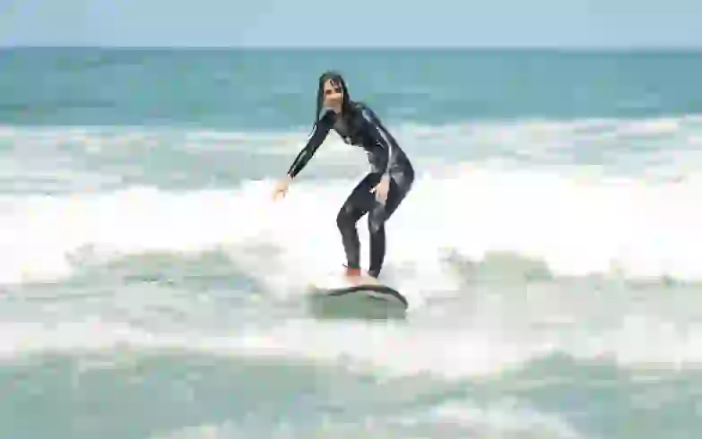 Una familia en la cresta de la ola