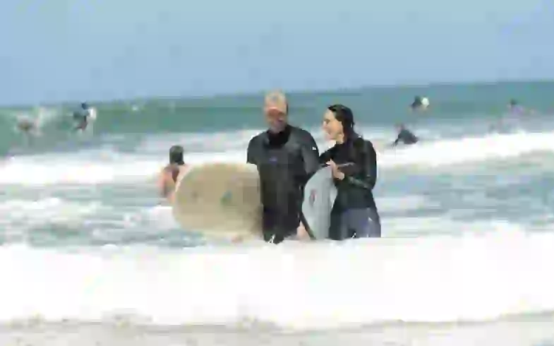 Una familia en la cresta de la ola