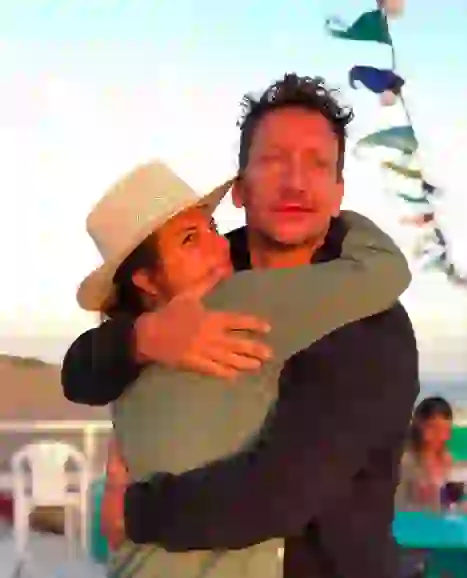 Nicolás es muy romántico y mimoso.