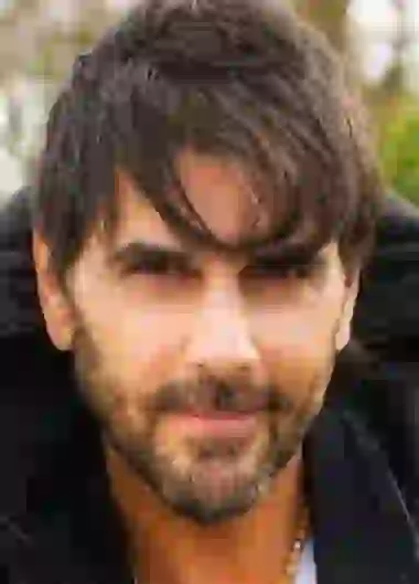 El actor no tiene buena mirada en su abogado.