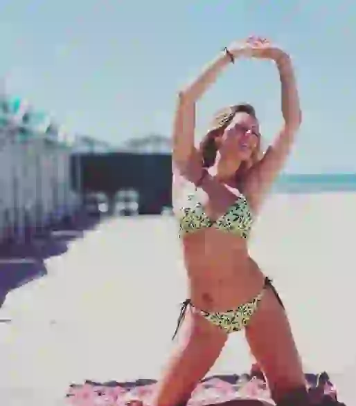 Mica es guardavidas y profesora de natación.