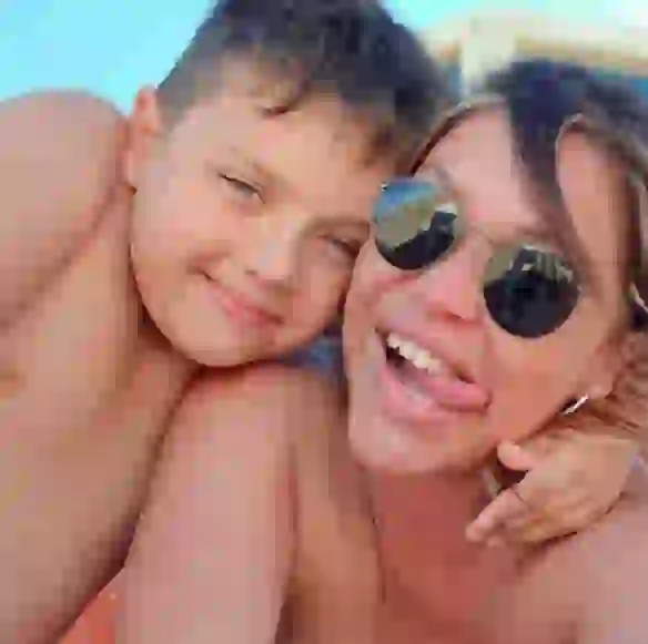 El Chyno y Barbie celebraron el romance de su mamá.