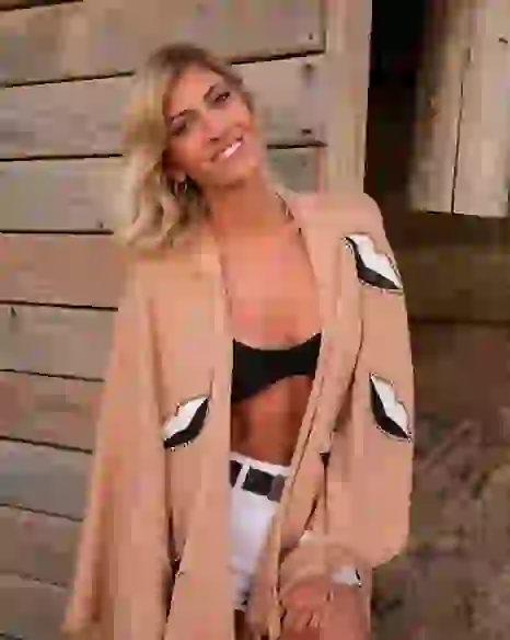 La modelo está de novia con un joven que nada tiene que ver con el mundo del espectáculo. 