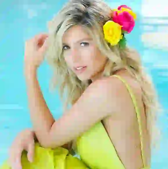 Laurita la está rompiendo en Sugar.