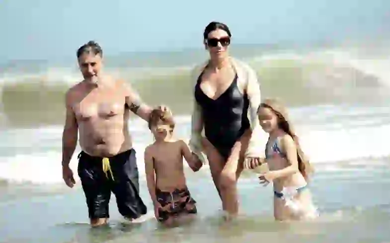 Flor de la Ve en la playa junto a su familia