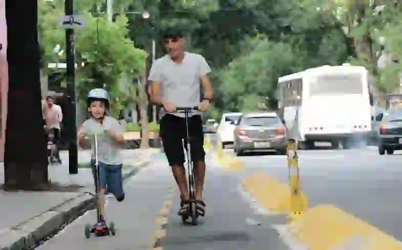 Mauricio Dayub y su hijo en monopatín