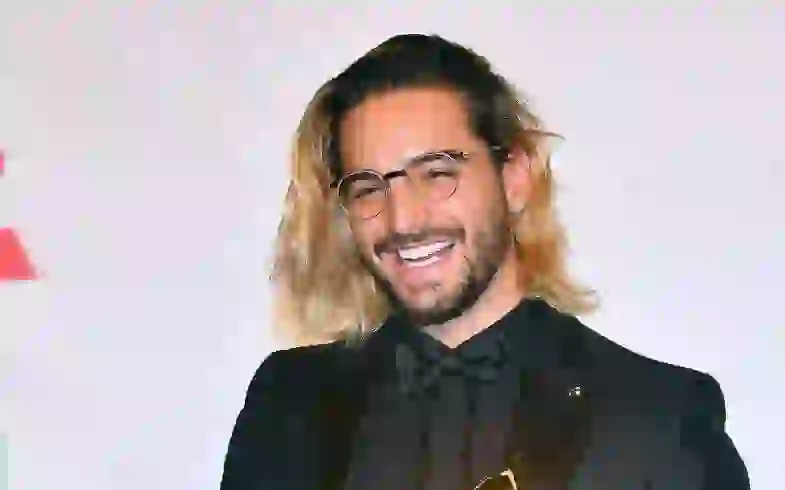 Maluma, rubio y pelilargo