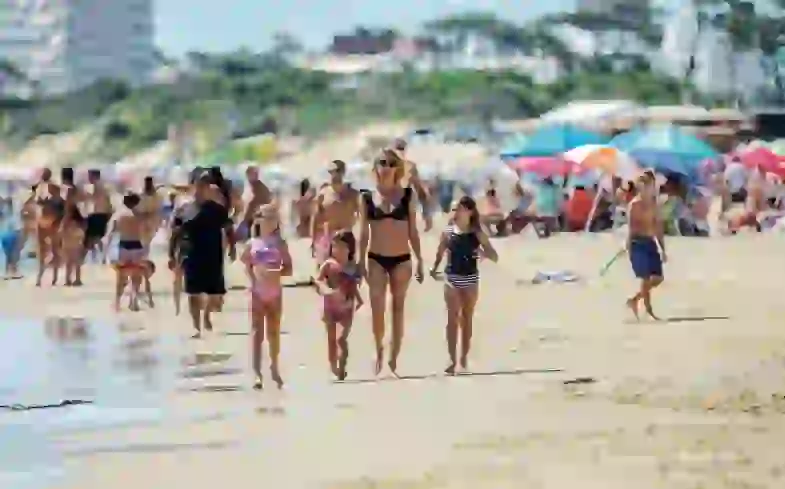 La rubia estuvo en Enjoy Conrad con sus chicas.