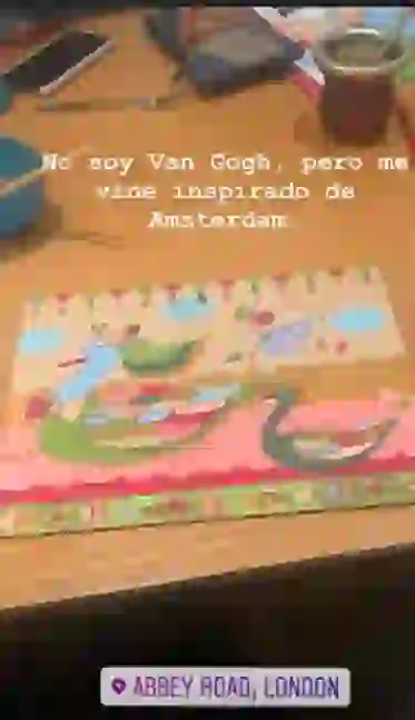 Mientras pintaba en Londres, Marcelo tomaba mate.