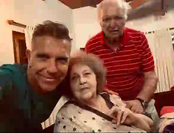 Jorge está haciendo kinesiología rodeado de profesionales que lo asisten.