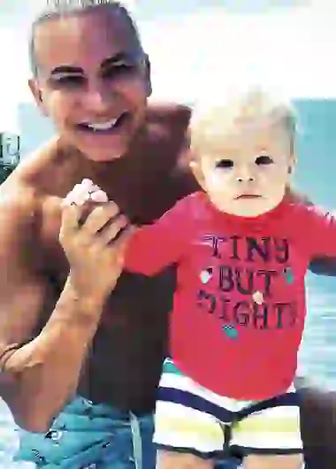 Flavio junto a Dionisio, su pequeño hijo