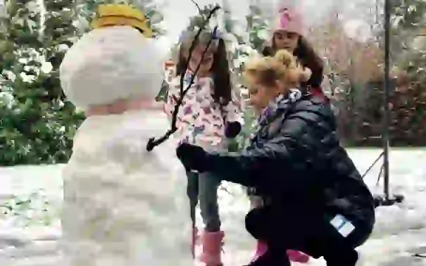 La familia completa disfrutó de la primera nevada