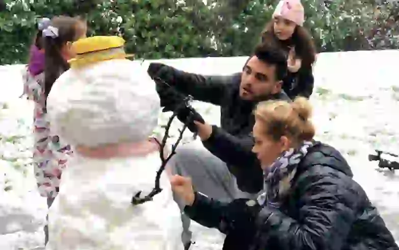 La familia completa disfrutó de la primera nevada