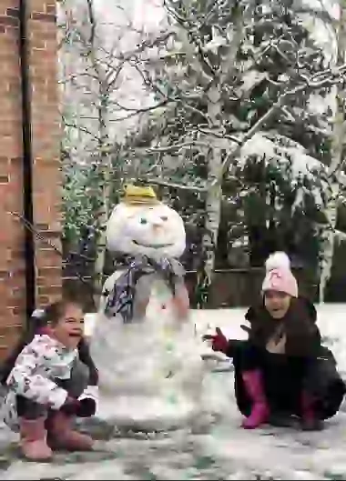La familia completa disfrutó de la primera nevada