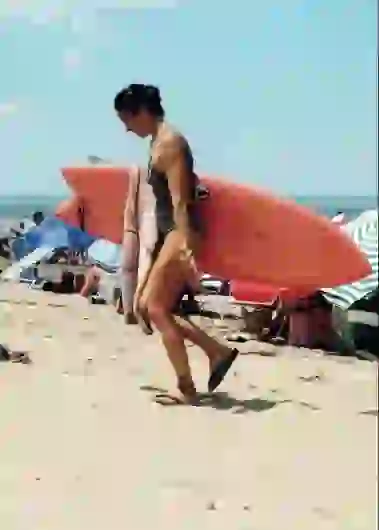 Juana sale del agua. Su chico la esperaba en la carpa.