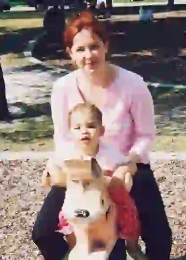 Andrea y Anna, cuando ella era muy pequeña.