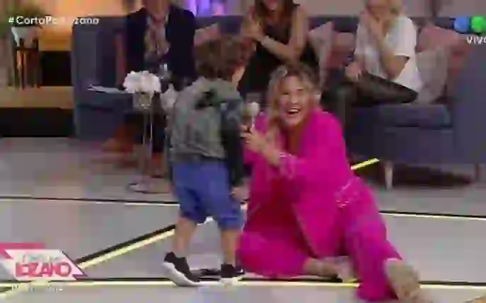 Jimena Barón terminó en el piso y golpeando a su hijo