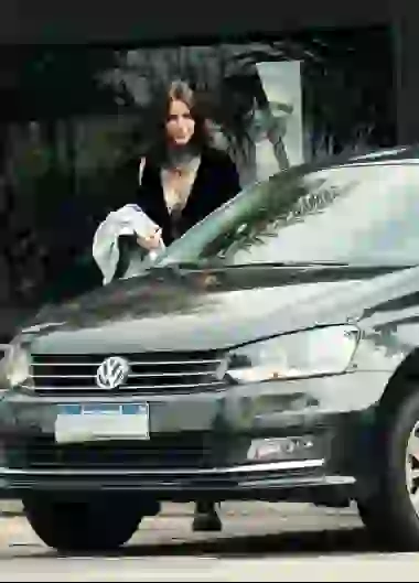 Cande, feliz con el auto que les dio papá.