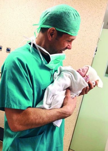Simeone junto a su beba recién nacida