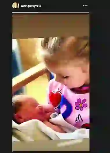 Sus dos pequeñas hijas 