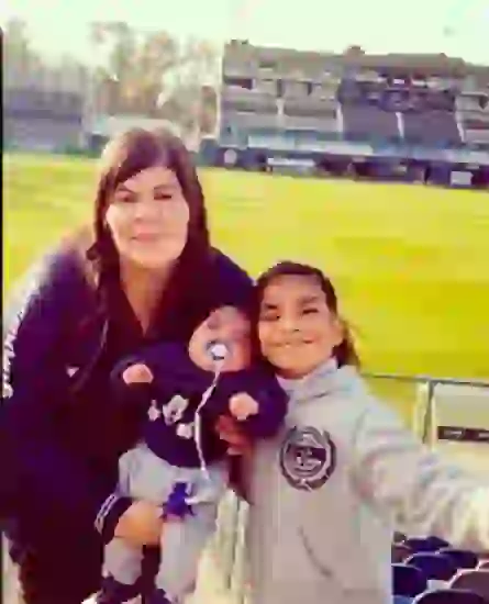 Ella es Keila, en la cancha de Gimnasia de La Plata.