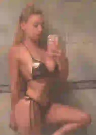 La vedette se va con su hijo Ian detrás de su novio.