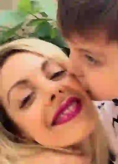 Ian, su hijo, se va con ellos.